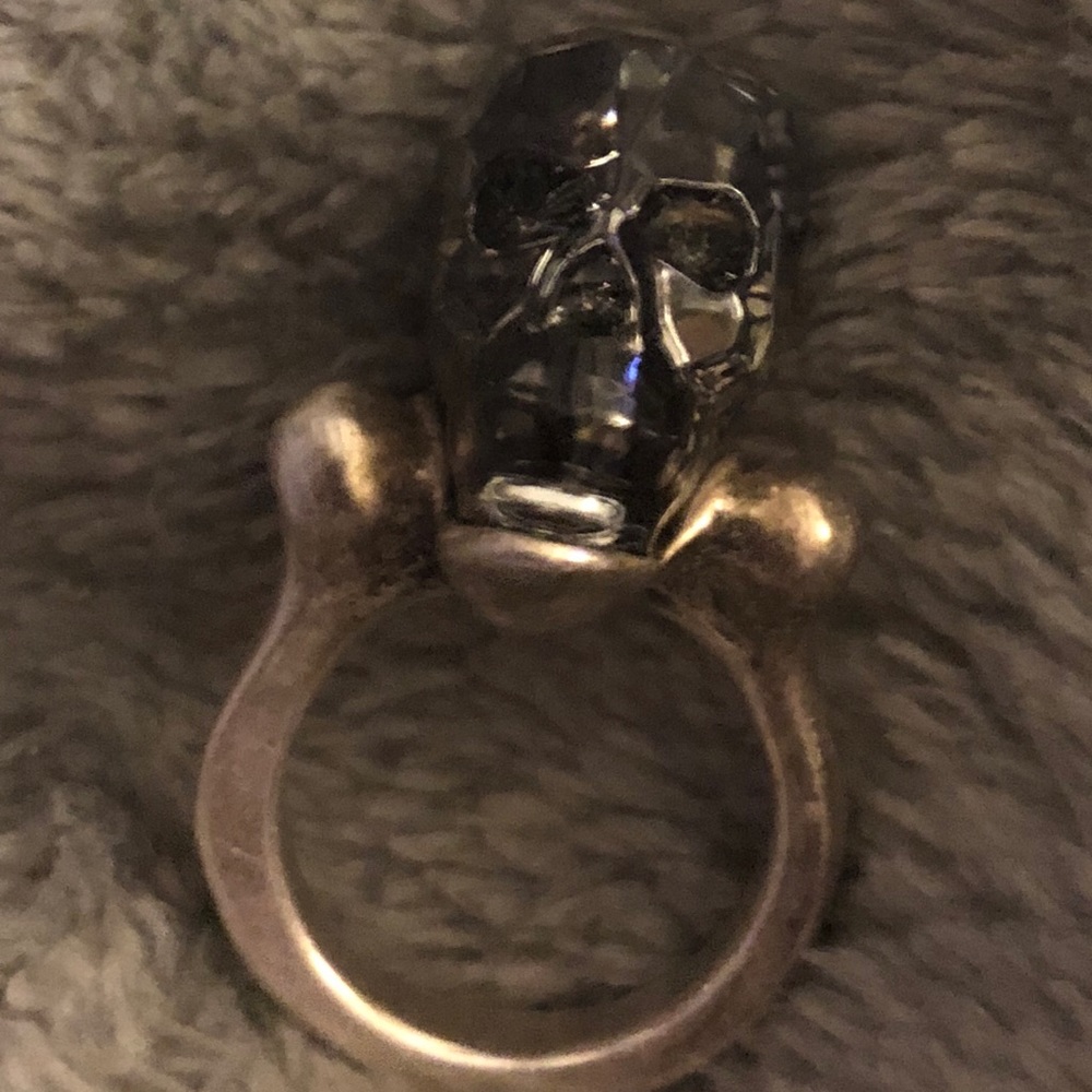 Uno de 50 silver plated Swarovski skull ring